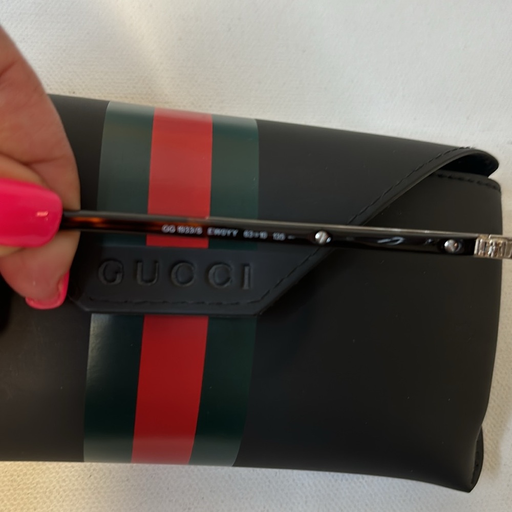 COPY - Shelly Drop Gucci Sunglasses with Case - Picture 8 of 8